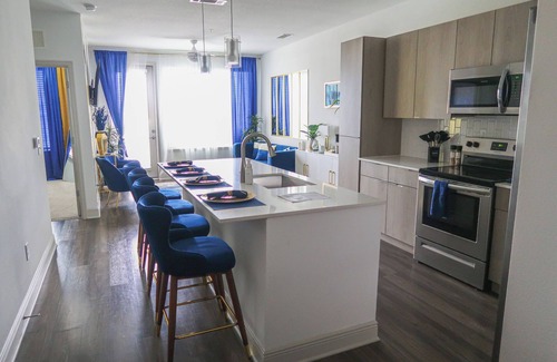 Deerwood Apartment | Serenity Retreat 1BD Lux King in Southeast Jax with Balcony and Lake View