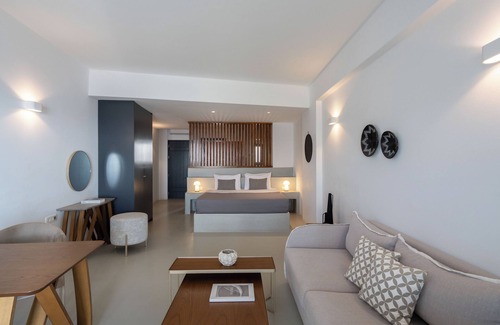 Imerovigli Hotel | Serenity Suite Caldera View with Hot Tub