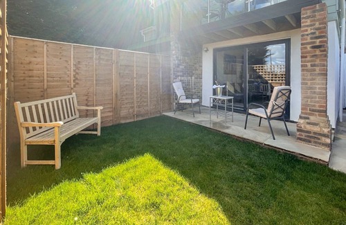 Felpham Cottage | Set in a tranquil location with a balcony overlooking the fields and countryside.