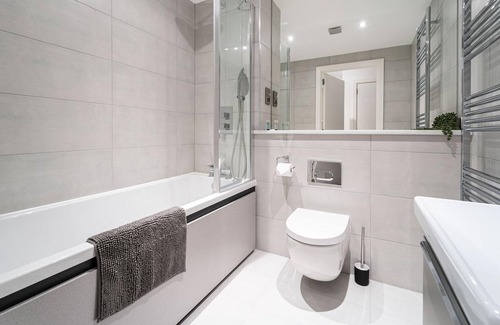 Barnt Green Apartment | Seven Living Residences Solihull - Modern Studios NEC and BHX