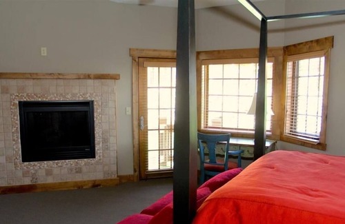 Champion House | Seven Springs 3 Bedrooms Premium Townhome, Great for families by RedAwning