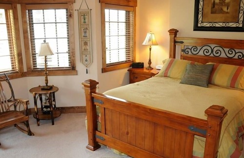 Champion House | Seven Springs 4 Bedrooms Premium Townhome, Ski In/Ski out, great for families by RedAwning