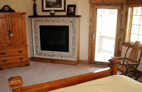 Champion House | Seven Springs 4 Bedrooms Premium Townhome, Ski In/Ski out, great for families by RedAwning