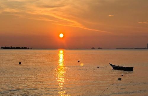 Kampung Ayer Meleleh House | Sevenseas Seaview Homestay