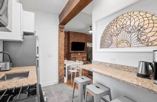 Shadyside Apartment | Shadyside/Pittsburgh, Modern & Accessible 2 Bedroom with Free Parking