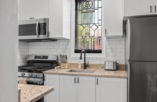 Shadyside Apartment | Shadyside/Pittsburgh, Modern & Accessible 2 Bedroom with Free Parking