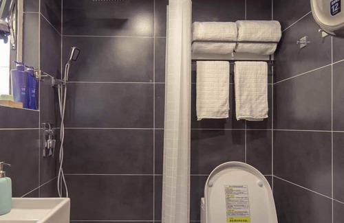Jing'an Bed & Breakfast | Shanghai Hills & Gefii Sixteen Cats close to Jing'an Temple