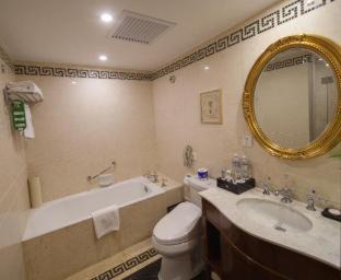 Downtown Shanghai Hotel | Shanghai Park Hotel - Hudec Excellent Historical Building - Priority Access for Classic Butterfly Cookies Without queuing to guests