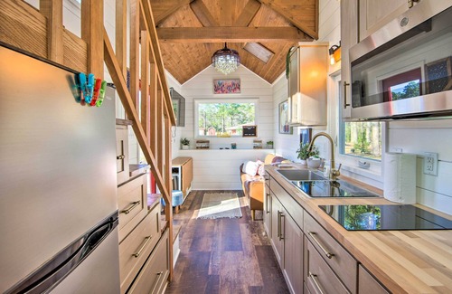 Lone Star Cottage | Shared Dock & Lake Access: Daingerfield Tiny Home