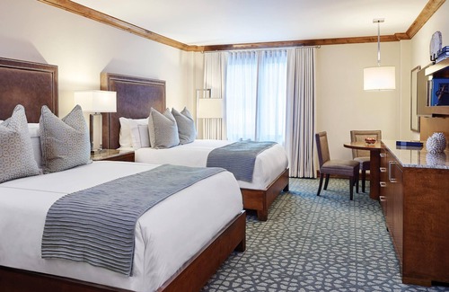 Vail Resort | Sharply Appointed Plaza Room with Custom Artwork - Steps to Pool, Dining & Spa
