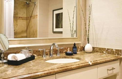 Vail Resort | Sharply Appointed Plaza Room with Custom Artwork - Steps to Pool, Dining & Spa