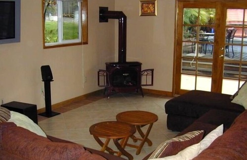 Lakehead-Lakeshore House | Shasta Lake Sun House Lodge: Last minute reservations welcome!!!