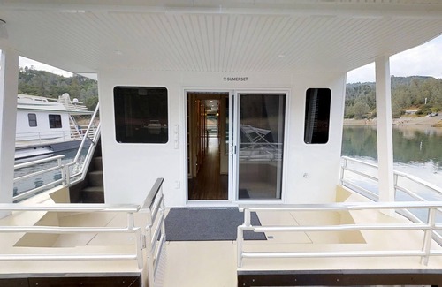 Lakehead Boat Rental | Shasta Marina at Packers Bay's Sumerset Houseboat