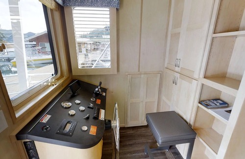 Lakehead Boat Rental | Shasta Marina at Packers Bay's Sumerset Houseboat