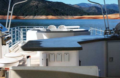 Lakehead Boat Rental | Shasta Marina at Packers Bay Thoroughbred Houseboat