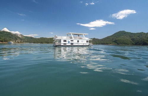 Lakehead Boat Rental | Shasta Marina at Packers Bay Thoroughbred Houseboat.