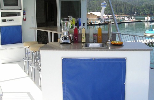 Lakehead Boat Rental | Shasta Marina in Packers Bay's Constellation houseboat on Lake Shasta