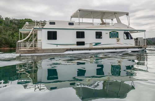Lakehead Boat Rental | Shasta Marina's Mirage II houseboat