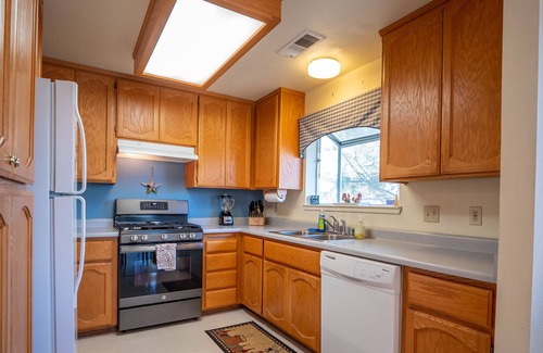 Lakehead House | Shasta Memory Maker - family/work friendly 3 bed 2 bath sleeps 10 Boat parking