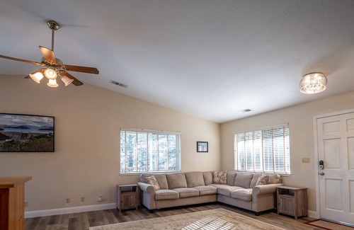 Lakehead House | Shasta Memory Maker - family/work friendly 3 bed 2 bath sleeps 10 Boat parking