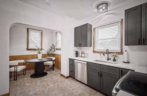 Grove City House | She's a Brickhouse on Broadway!