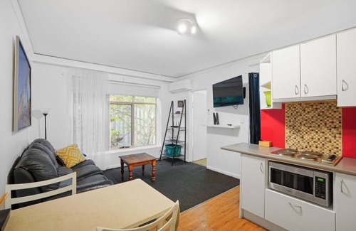 St Kilda Apartment | ShelleyStayz on Grey St