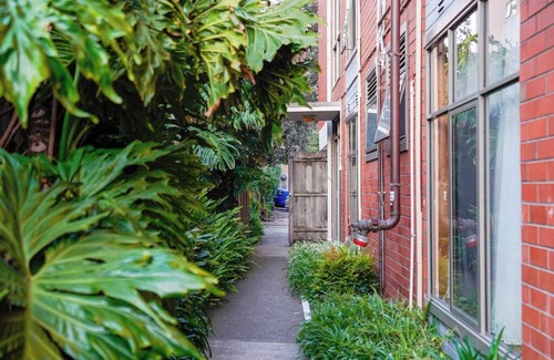 St Kilda Apartment | ShelleyStayz on Grey St