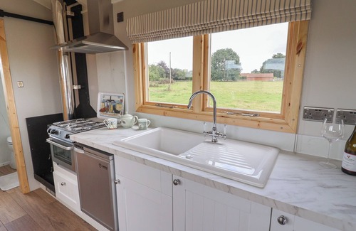 Adlingfleet Cottage | SHEPHERDS HUT, pet friendly, with open fire in Scunthorpe