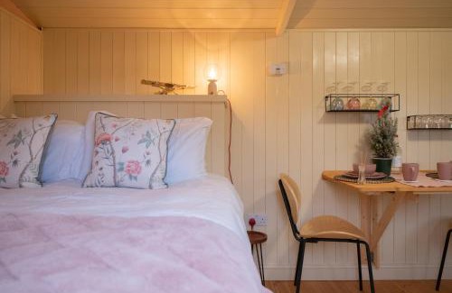 Brackley House | ShepherdsHut-Cotswolds-PetFriendly-WoodBurner