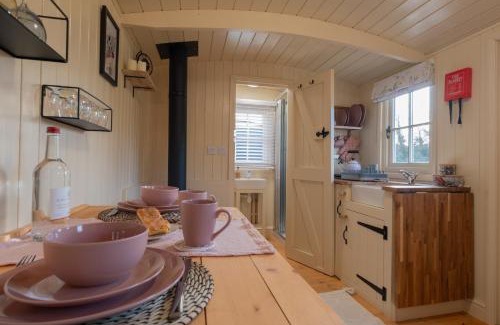 Brackley House | ShepherdsHut-Cotswolds-PetFriendly-WoodBurner