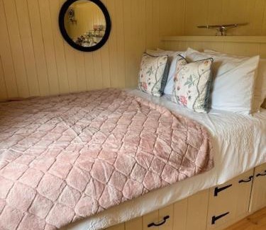 Brackley House | ShepherdsHut-Cotswolds-PetFriendly-WoodBurner