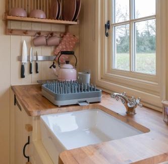 Brackley House | ShepherdsHut-Cotswolds-PetFriendly-WoodBurner