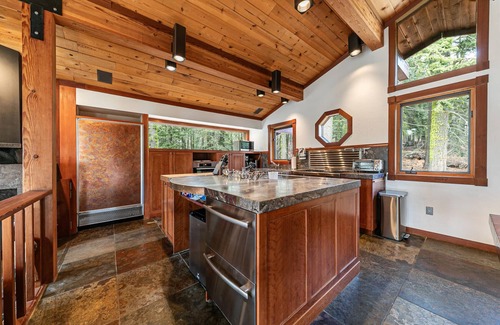 Twin Peaks House | Sherwood Chalet - Quiet 3 BR in Ward Canyon, Private Hot Tub