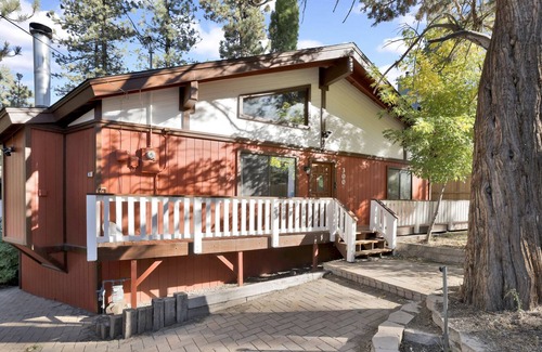 Big Bear City Ski Chalet | Sherwood Chalet- Relaxing Modern Bear City Family Cottage- Minutes to Activities