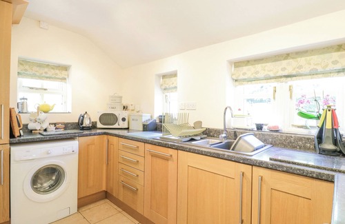 Friston Cottage | SHOEMAKERS COTTAGE, FRISTON, pet friendly, with open fire in Friston