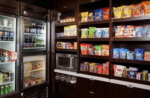 South Kansas City Hotel | Shopping and Dining in Downtown Kansas City! FREE Parking, Swimming Pool!
