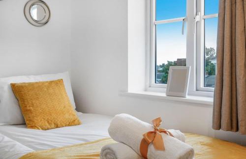 Langley Marish House | Shops 4min walk Family 2 En-suite Parking x1