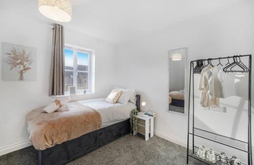 Langley Marish House | Shops 4min walk Family 2 En-suite Parking x1