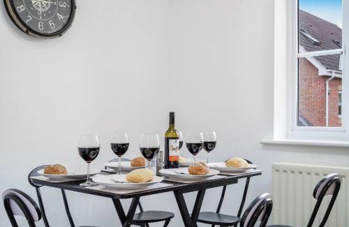 Langley Marish House | Shops 4min walk Family 2 En-suite Parking x1