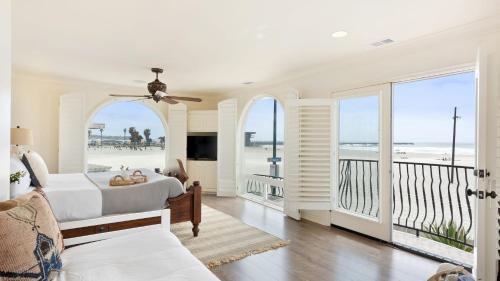 South Mission Beach House | Shoreline by AvantStay Spectacular Beachfront Home w Fire Pit Spa Pool Table