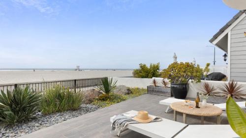 South Mission Beach House | Shoreline by AvantStay Spectacular Beachfront Home w Fire Pit Spa Pool Table