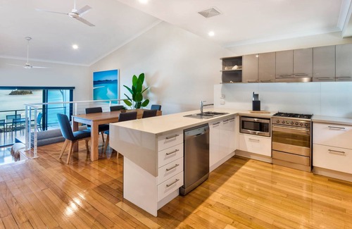 Hamilton Island Apartment | Shorelines 26, Seaview Apartment on Hamilton Island