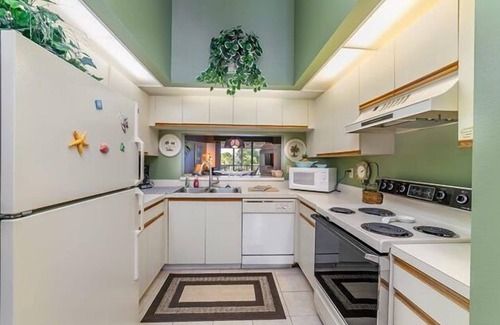 Trailer Estates Condo | Shorewalk 202/4625 - Bradenton-Condo 2 Bedroom/2 Bath, 5 miles from Anna Maria Island and near IMG, maximum occupancy of 4 people.