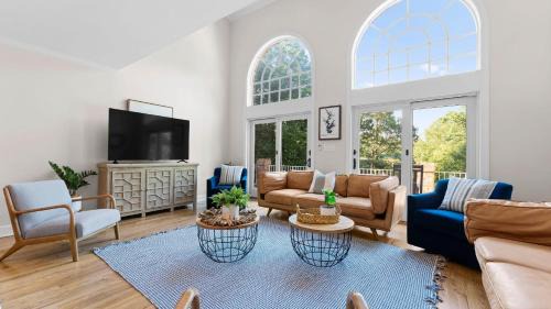 Huntersville House | Shoreway Cove by AvantStay Waterfront Pool Dock