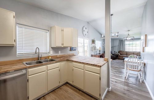 Moses Lake House | Short distance to all amenities! Newly remodeled with secluded patio!