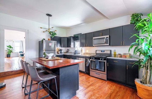 Italian Village House | Short North - Convention - Free Parking - King Bed