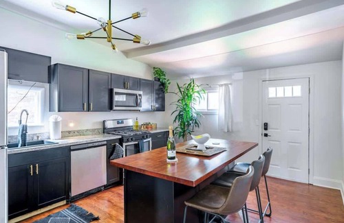 Italian Village House | Short North - Convention - Free Parking - King Bed
