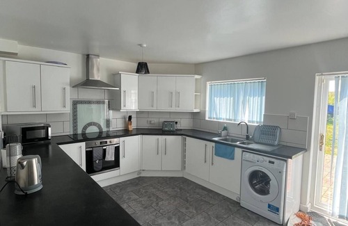 South Hornchurch House | Shortlet Express, Beautiful 3 bedroom House in Rai
