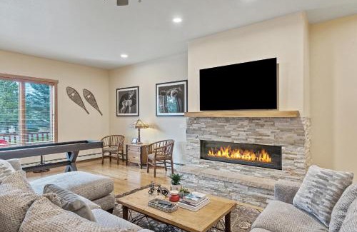 Steamboat Springs House | Shuffleboard Table - Modern Kitchen - Garage - Hot Tub