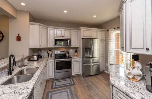 McHenry House | Signature Rustic Escape w/Fire Pit, Pool Table & Hot Tub